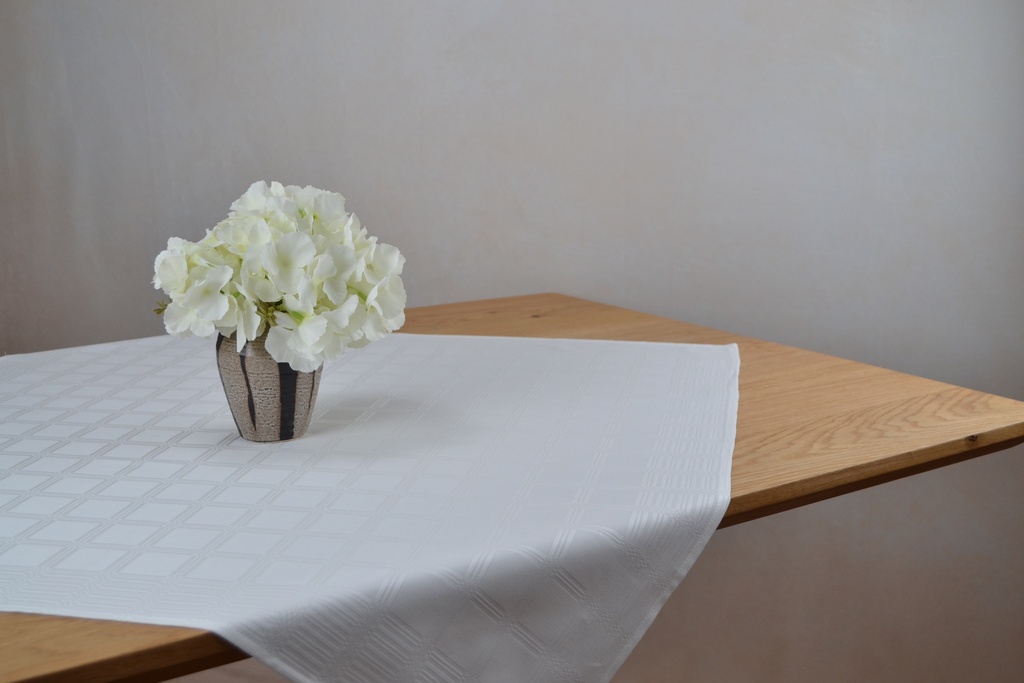 D4 weiß Mitteldecke 90x90cm