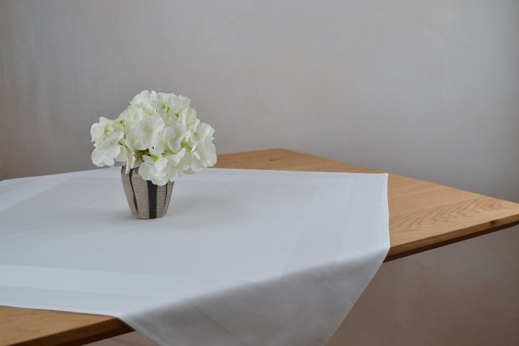 D6 weiß Mitteldecke 90x90cm